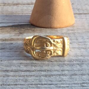 14kt gold ornate raised design buckle ring